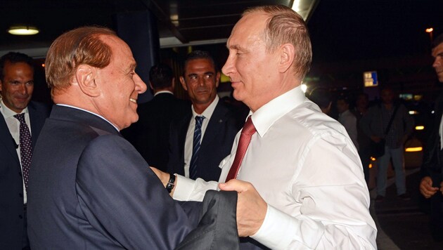 Berlusconi begrüßt Putin bei dessen Ankunft am Flughafen in Rom am 10. Juni 2015. (Bild: APA/EPA/TELENEWS)