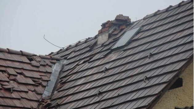 Ein Blitz schlug in ein Wohnhaus in Feldkirch ein. Dabei wurde der Kamin sowie das Dach beschädigt. (Bild: APA/POLIZEI)