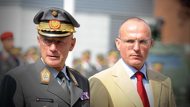Generalstabschef Othmar Commenda (li.) mit Verteidigungsminister Gerald Klug (Bild: APA/Herbert Pfarrhofer)