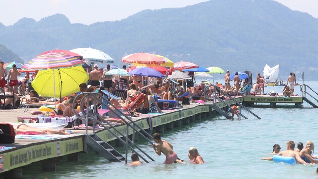 Menschenmassen im Strandbad Klagenfurt: Die Abkühlung im See ist gar nicht mehr so kühl (Bild: Kronenzeitung)