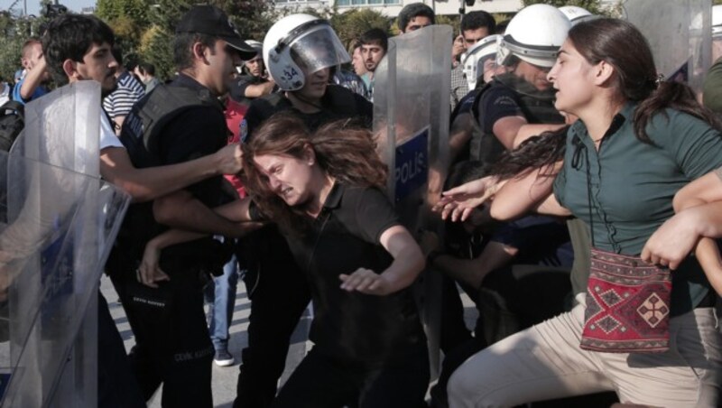 Seit Tagen geht die Polizei gewaltsam gegen pro-kurdische Demonstranten vor. (Bild: AP)