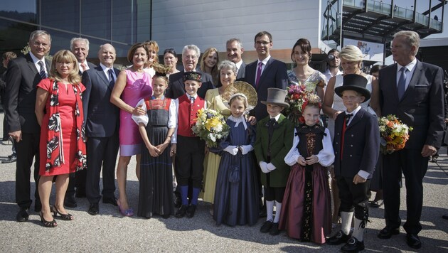 BP Heinz Fischer und Gattin Margit mit Mitgliedern der Bundes- und Landesregierung (Bild: APA/BUNDESHEER/PETER LECHNER)
