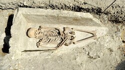 Das am Fuße der Kirche Saint-Germain-des-Pres entdeckte Skelett ... (Bild: AFP)