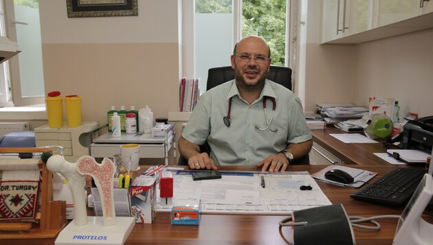 "Weil auch ich ein Wiener bin!" Der Arzt Turgay Taskiran will bei der Wahl eine Alternative sein. (Bild: Klemens Groh)