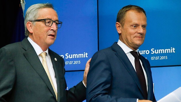 EU-Kommissionschef Jean-Claude Juncker klopft auf die Schulter von EU-Ratspräsident Donald Tusk. (Bild: APA/EPA/Olivier Hoslet)