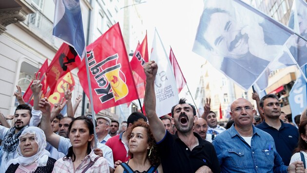 Aufgebrachte kurdische Demonstranten geben der Regierung in Ankara Mitschuld am Anschlag in Suruc. (Bild: APA/EPA/SEDAT SUNA)