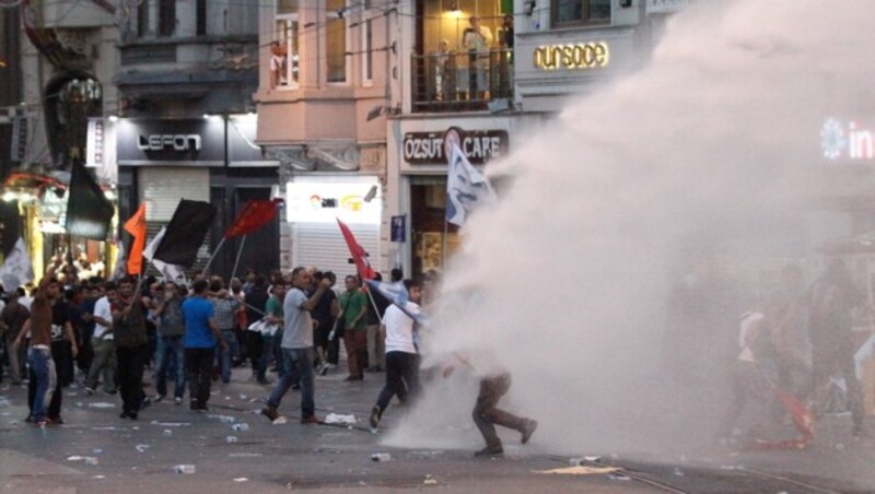 Die türkische Polizei antwortete mit Wasserwerfern auf den Protest in Istanbul. (Bild: APA/EPA/ULAS YUNUS TOSUN)