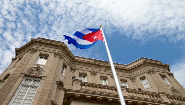 Die kubanische Flagge weht vor der Botschaft Kubas in Washington. (Bild: AP)