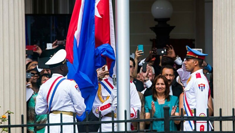 Eine Ehrengarde in weißen Uniformen hisste die kubanische Fahne. (Bild: APA/EPA/Jim Lo Scalzo)