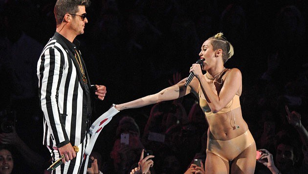 Sie grapschte, was das Zeug hielt: Miley Cyrus' und Robin Thickes Skandalauftritt bei den VMAs 2014. (Bild: AP)