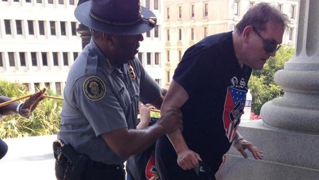 Polizist Leroy Smith hilft dem betagten Neonazi, der Hitze zu entkommen. (Bild: Twitter.com)