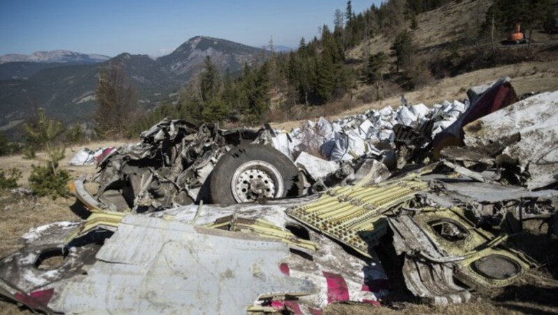 Zusammengesammelte Wrackteile des Germanwings-Airbus nahe der Absturzstelle (Bild: AP)