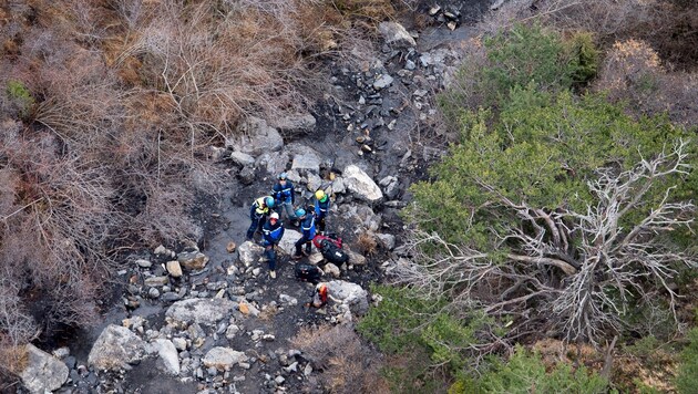 Helfer unterwegs zu den Trümmern nach dem Absturz der Germanwings-Maschine (Bild: AP)