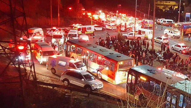 Hunderte Verletzte mussten nach dem Zugunglück von den Rettungskräften versorgt werden. (Bild: twitter.com/ER24EMS)