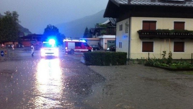 Feuerwehreinsatz in Neukirchen: Das Hagelunwetter hatte mehrere Gemeindestraßen geflutet. (Bild: FF Neukirchen)