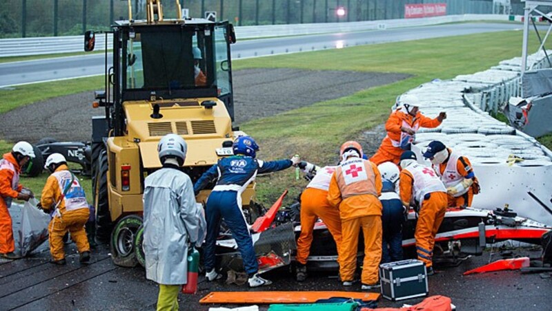 Die tragischen Szenen am Unfallort in Suzuka (Bild: APA/EPA)