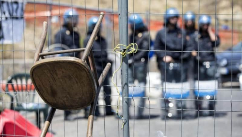 Steine, Flaschen aber auch Sessel wurden gegen Absperrgitter in Rom geschleudert. (Bild: AP)