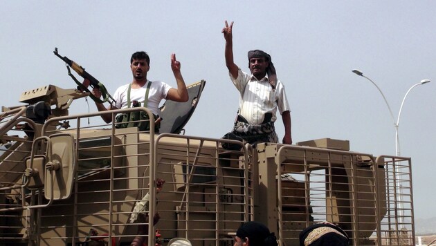 Jubelgesten bei Milizionären in Aden, die der Exilregierung die Treue gehalten haben. (Bild: APA/EPA/STR)