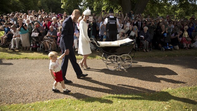 Prinz William, Herzogin Kate mit Söhnchen George und Prinzessin Charlotte am Weg zur Taufe (Bild: AP)
