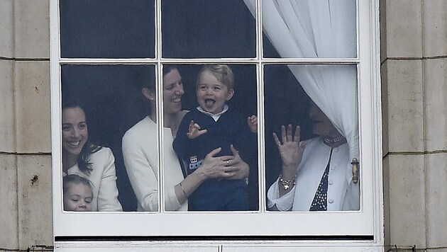 Mit großer Begeisterung beobachtet Prinz George seine Mami bei der Queen-Parade. (Bild: EPA)