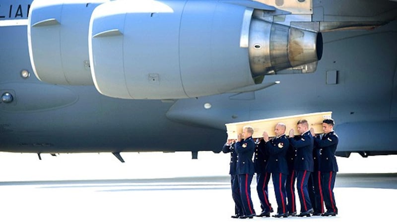 Niederländische Soldaten tragen den Sarg eines MH17-Opfers am Militärflughafen von Eindhoven. (Bild: APA/EPA/Marcel van Horn)