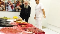 Hermann Nitsch bei einer seiner Aktionen mit Tierblut. (Bild: APA/HARALD SCHNEIDER)