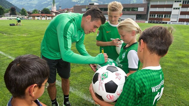 Die Autogramme von ÖFB-Teamspieler und Werder-Star Zlatko Junuzovic sind im Zillertal heiß begehrt. (Bild: gumzmedia/Andreas Gumz)