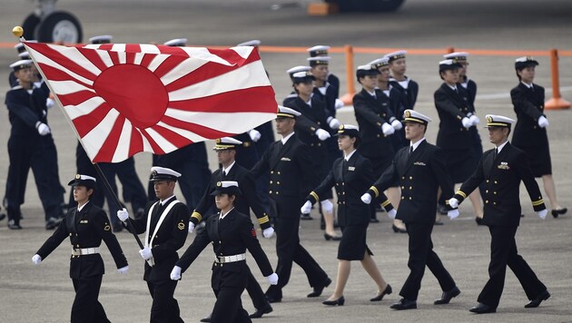 Japanische Offiziere während einer Militärparade (Bild: APA/EPA/FRANCK ROBICHON)