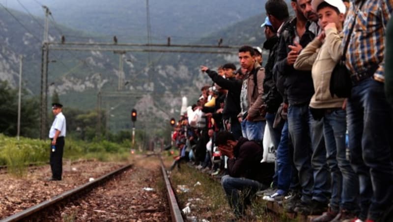 Flüchtlinge warten auf einem Bahnhof in Mazedonien, um mit einem Zug nach Ungarn zu gelangen. (Bild: APA/EPA/NAKE BATEV)