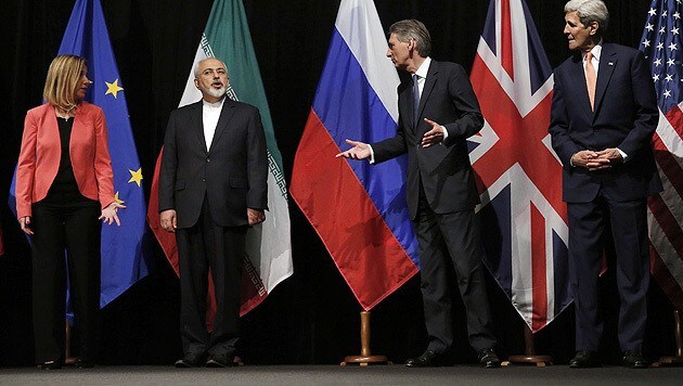 14. Juli 2015: Irans Außenminister Mohammed Jawad Zarif präsentiert gemeinsam mit der EU-Außenbeauftragten Federica Mogherini und seinen Amtskollegen Philip Hammond (Großbritannien) und John Kerry (USA) das Atom-Abkommen in Wien. (Bild: AP)