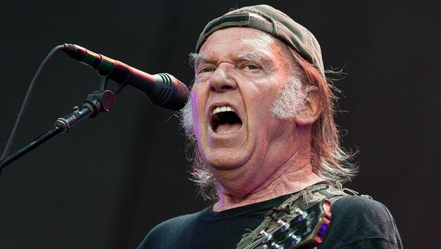 Nach zweijähriger Abwesenheit kehrt Neil Young mit seiner Musik zu Spotify zurück. (Bild: APA/EPA/Will Oliver)
