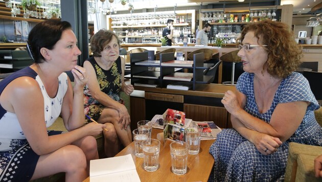 Elfriede Damalas (Zweite von rechts) und Marion Hoffmann (rechts) im Gespräch mit Sandra Ramsauer (Bild: Klemens Groh)