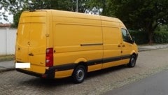 In den Laderaum dieses Transporters wurden 54 Menschen gepfercht. (Bild: Polizei)