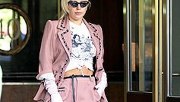 Lady Gaga vor ihrem New Yorker Apartmenthaus - im rosa Hosenanzug und obszönen T-Shirt. (Bild: Bullspress)
