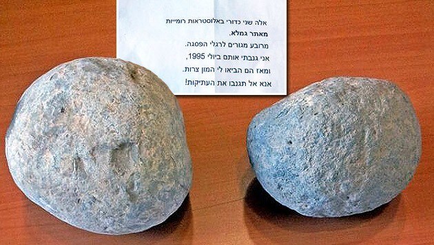 Die zwei vom Dieb zurückgegebenen Schleudersteine (Bild: Israel Antiquities Authority)