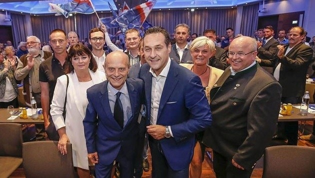 Einzug der blauen Riege: Schöppl und Strache vorne, dahinter Berger, Stöllner und Steiner-Wieser (Bild: Markus Tschepp)