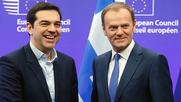 "Agreekment": Der griechische Premier Alexis Tsipras mit EU-Ratspräsident und Gipfelchef Donald Tusk (Bild: APA/EPA/OLIVIER HOSLET)