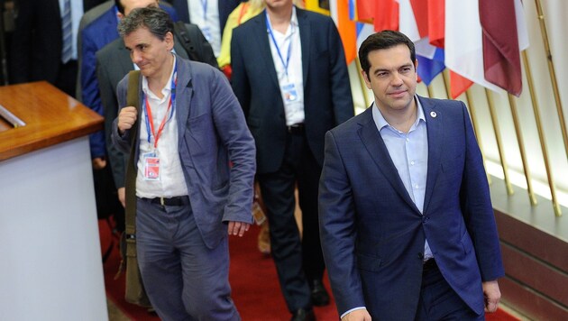 Griechenlands Finanzminister Efklidis Tsakalotos (li.) und Premier Alexis Tsipras (Bild: APA/EPA/LAURENT DUBRULE)