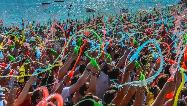 Das erste Swatch Holifestival am Summer Splash war das absolute Highlight des Tages! (Bild: Splashline / Johann Paul Schmidt)