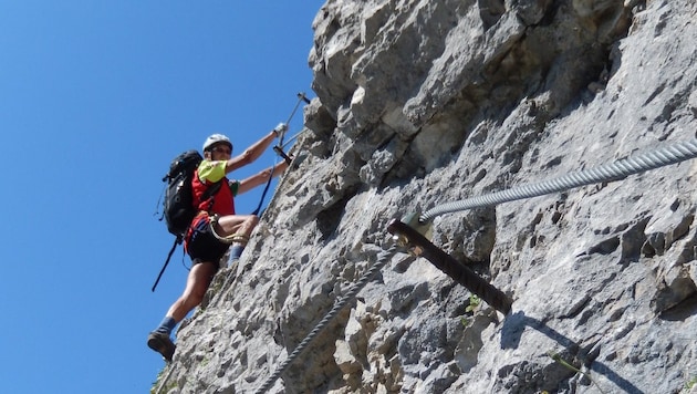 Der Kletterer war - anderes als der Alpinist am Symbolbild - nicht auf einem Klettersteig, sondern im freien Gelände bei Hinterstoder unterwegs, als ihn der Stein traf. (Bild: Günther Krauthackl)