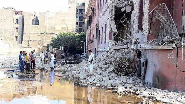 Große Teile des Konsulatsgebäudes wurden durch die Detonation zerstört. (Bild: AP)