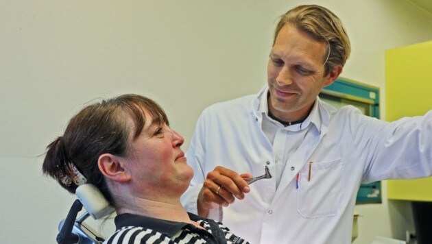 Oberarzt Fabian Petschke rettete Frau H. in einer aufwendigen Operation ihre Nase. (Bild: Christof Birbaumer/Kronenzeitung)