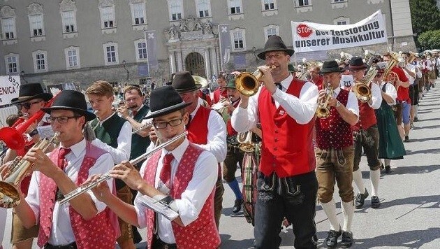 Hunderte marschierten in der Salzburger Altstadt für die Zukunft der Militärmusikkapellen auf. (Bild: Markus Tschepp)