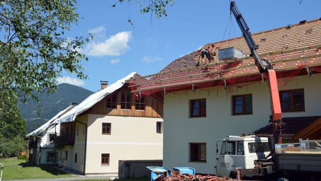 Die Schäden an den Dächern zu beheben wird Wochen dauern. (Bild: SOBE HERMANN [9232 ROSEGG)