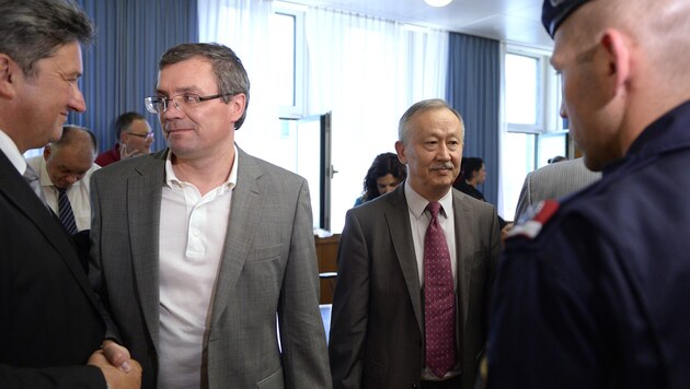 Die beiden Angeklagten Vadim Koshlyak und Alnur Mussayev (r.) nach der Urteilsverkündung (Bild: APA/ROBERT JAEGER)