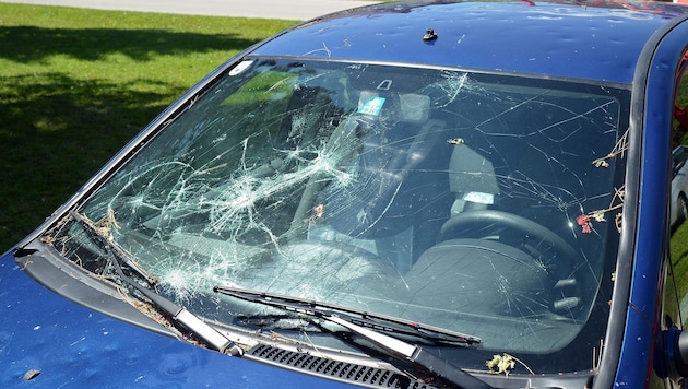 Auch Autos wurden von den Tennisballgroßen Hagelkörnern getroffen und sehen dementsprechend aus. (Bild: SOBE HERMANN [9232 ROSEGG)