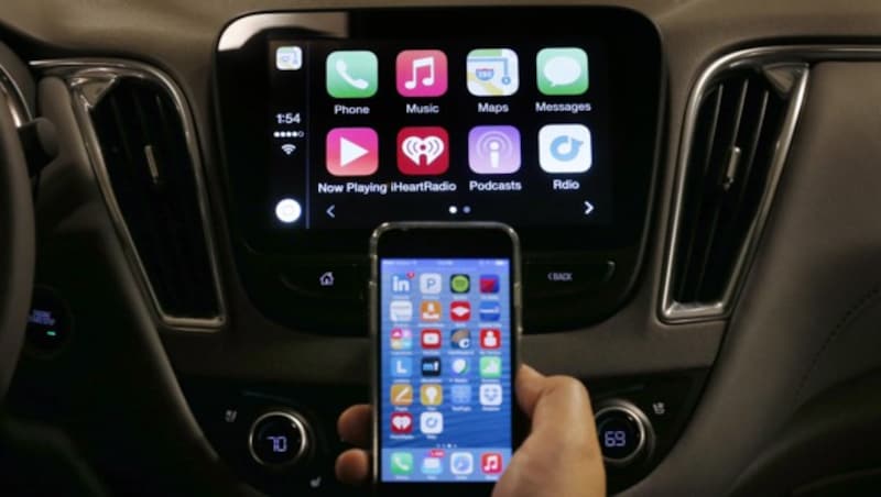 Die Schnittstellen, die GM nun streicht, ermöglichen die Kopplung von iPhones und Android-Handys mit dem Info-Display im Auto. (Bild: AP)