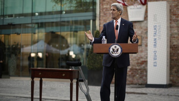 US-Außenminister John Kerry vor dem Wiener Palais Coburg, in dem die Verhandlungen stattfinden (Bild: AP)