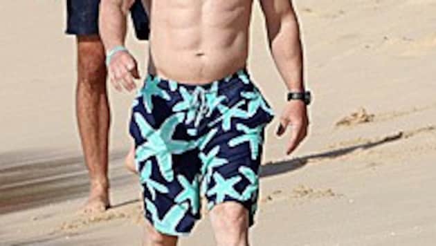 Auch Mark Wahlberg lässt seine Muckis im Strandurlaub spielen. (Bild: Viennarport)