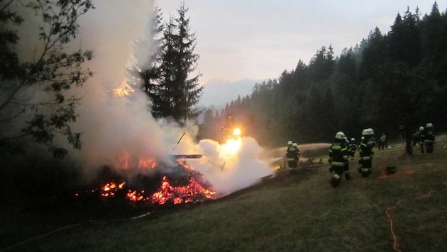 In Achleiten im Bezirk Hermagor brannte eine Scheune nach einem Blitzschlag nieder. (Bild: BFKdo Hermagor)